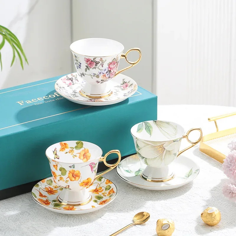 Celadon Ceramic Cup - Nordische Kaffeetasse mit gemalten Blumen und